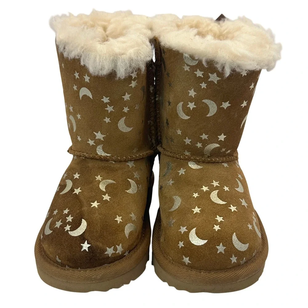 UGG Kids Bailey Bow II Stellar Moon Star Boots Chestnut Brown Suede Size 6 11191